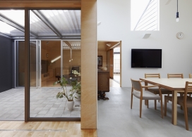 穿透墙壁和屋顶的仙台平房建筑-日本Kazuya Saito建筑师作品，老年夫妇居住