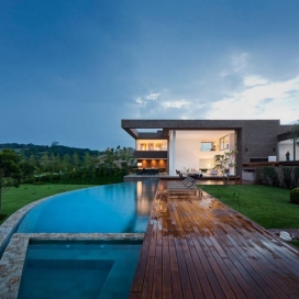 圣保罗华丽的高尔夫球场别墅建筑-Casas建筑师作品，约为1000平方米的生活空间，分为客房/儿童宿舍和主卧室，游泳池