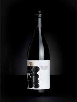 Expatrius葡萄酒浮雕包装-采用了大胆的当代排版合作与旧世界纹章冠形式点缀