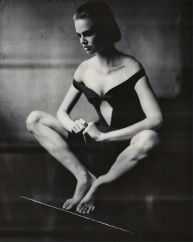 黑暗一面-美诱虚荣和自我形象主演的妇女米卢黑白复古照