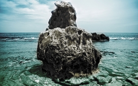 https://www.2008php.com/高清晰壮观的海滩岩壁纸