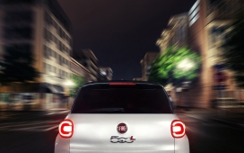 高清晰白色fiat菲亚特-500L运动型汽车尾部壁纸