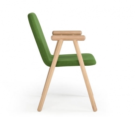 欧洲传统木工工艺Chair Pole时尚橡木椅-Paul Nederend设计师作品，圆棍状的木腿和扶手，采用了更具现代感的面料，这是一个非常温馨和温暖的设计