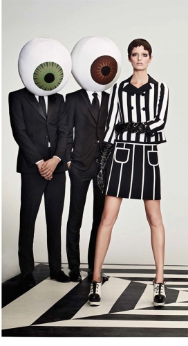 艾娃・史密斯-高对比度图形与地板匹配时装