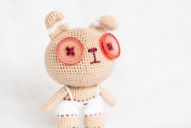 来自莫斯科Maria Agafonova玩具师作品-纽扣眼背带针织娃娃玩具
