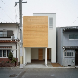 一个被木材包围与世隔绝的阳台建筑-日本大阪Ido Kenji建筑师作品