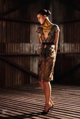 卡伦杂志-时尚闪闪发光的金色人像图