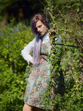 大胆纯色和微妙彩色图案时装秀