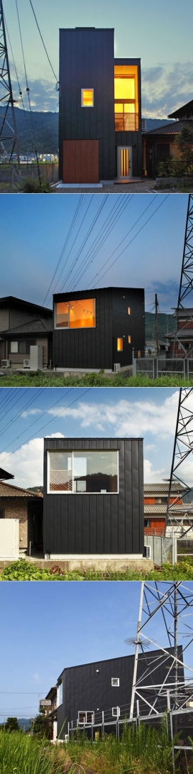 又高又窄的Y House铝锌合金建筑-日本TOFU建筑师作品，有一个倾斜的屋顶和交错的外观，建筑坐落在日本福井市