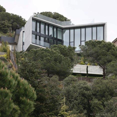郊区山坡边缘上的X House-西班牙Cadaval & Solà-Morales建筑师作品---酷图编号11