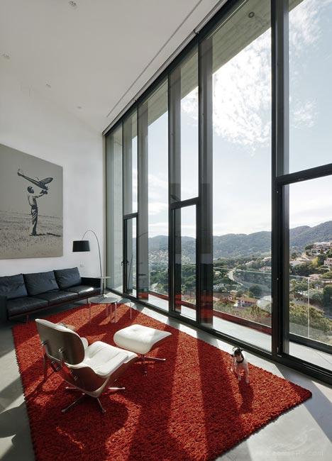 郊区山坡边缘上的X House-西班牙Cadaval & Solà-Morales建筑师作品---酷图编号3