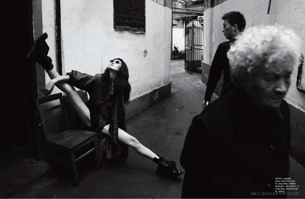 穷街陋巷-时尚黑白人像欣赏-摄影师Stephane Sednaoui抓住了了黑暗---酷图编号2