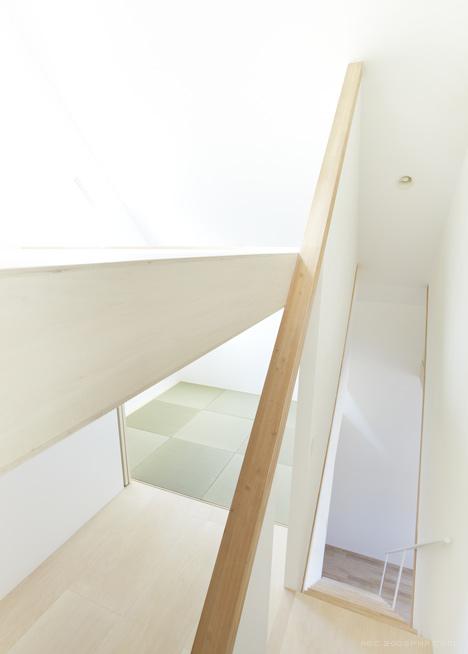 Y形木柱楼,两间卧室和一个传统的日式房间,以及三个独立的阁楼。客厅,餐厅和厨房都设在一楼-日本Hiroyuki Shinozaki建筑师作品---酷图编号15