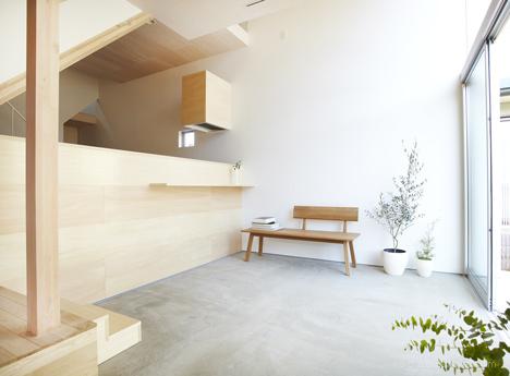 Y形木柱楼,两间卧室和一个传统的日式房间,以及三个独立的阁楼。客厅,餐厅和厨房都设在一楼-日本Hiroyuki Shinozaki建筑师作品---酷图编号14