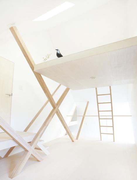 Y形木柱楼,两间卧室和一个传统的日式房间,以及三个独立的阁楼。客厅,餐厅和厨房都设在一楼-日本Hiroyuki Shinozaki建筑师作品---酷图编号13