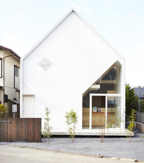 Y形木柱楼,两间卧室和一个传统的日式房间,以及三个独立的阁楼。客厅,餐厅和厨房都设在一楼-日本Hiroyuki Shinozaki建筑师作品---酷图编号1