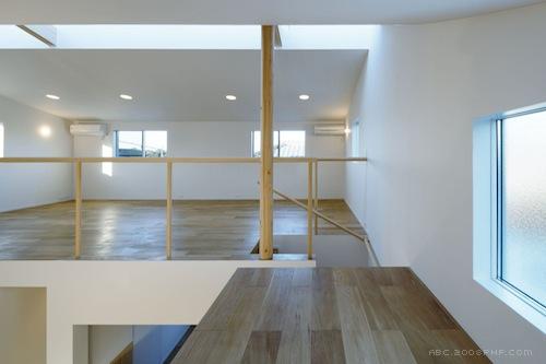 日本名古屋最小的家,116平方米,坐落在拐角处,周围环绕着低矮建筑物,内部空间提供充足的自然采光,落地窗布满整个餐厅和厨房的房子-Mattch建筑师作品---酷图编号1037387