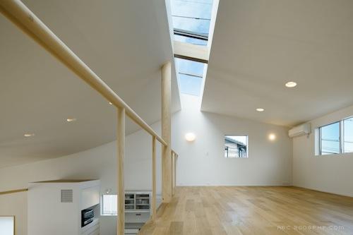 日本名古屋最小的家,116平方米,坐落在拐角处,周围环绕着低矮建筑物,内部空间提供充足的自然采光,落地窗布满整个餐厅和厨房的房子-Mattch建筑师作品---酷图编号1037388