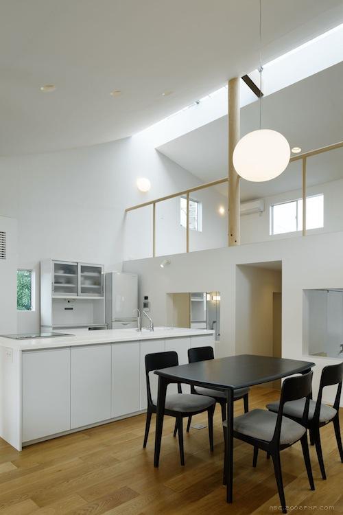 日本名古屋最小的家,116平方米,坐落在拐角处,周围环绕着低矮建筑物,内部空间提供充足的自然采光,落地窗布满整个餐厅和厨房的房子-Mattch建筑师作品---酷图编号1037391