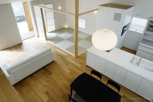 日本名古屋最小的家,116平方米,坐落在拐角处,周围环绕着低矮建筑物,内部空间提供充足的自然采光,落地窗布满整个餐厅和厨房的房子-Mattch建筑师作品---酷图编号1037392