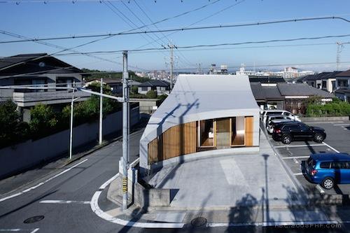 日本名古屋最小的家,116平方米,坐落在拐角处,周围环绕着低矮建筑物,内部空间提供充足的自然采光,落地窗布满整个餐厅和厨房的房子-Mattch建筑师作品---酷图编号1037396