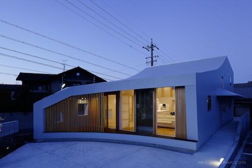 日本名古屋最小的家,116平方米,坐落在拐角处,周围环绕着低矮建筑物,内部空间提供充足的自然采光,落地窗布满整个餐厅和厨房的房子-Mattch建筑师作品---酷图编号1037400