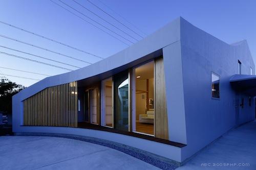 日本名古屋最小的家,116平方米,坐落在拐角处,周围环绕着低矮建筑物,内部空间提供充足的自然采光,落地窗布满整个餐厅和厨房的房子-Mattch建筑师作品---酷图编号1037402