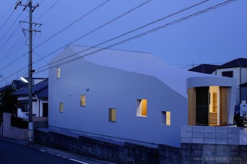 日本名古屋最小的家,116平方米,坐落在拐角处,周围环绕着低矮建筑物,内部空间提供充足的自然采光,落地窗布满整个餐厅和厨房的房子-Mattch建筑师作品---酷图编号1037403