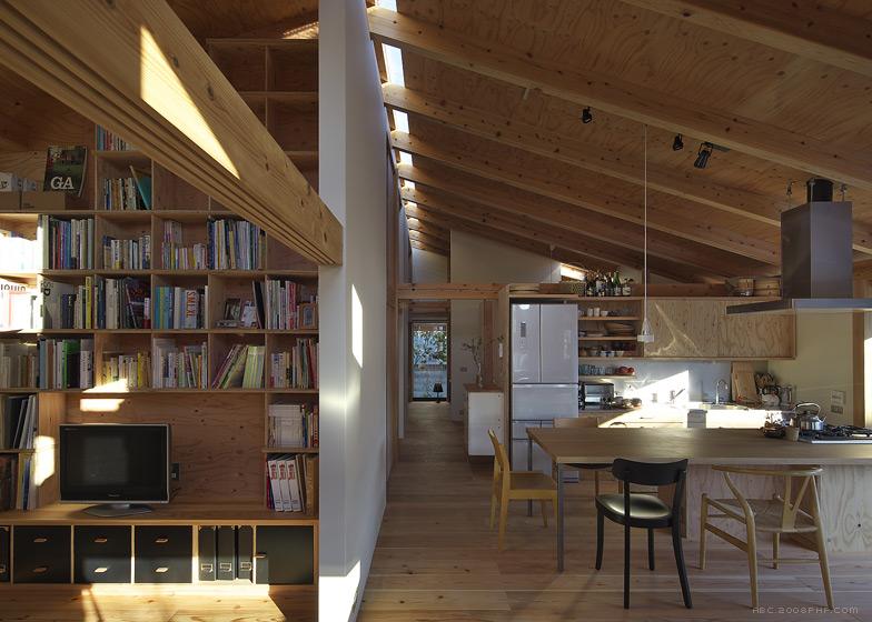 树林中的小屋,建筑师设计了被划分滑动夹板分区的一个单层房子,有山墙屋顶,创造各种不同高度的房间天花板-日本Yoshiaki Nagasaka建筑师作品---酷图编号3