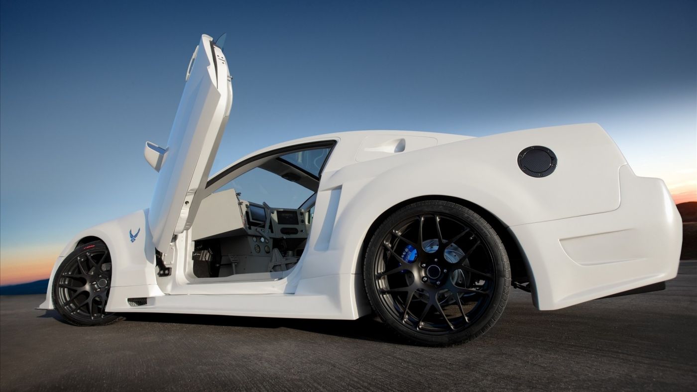 白色侧开门野马赛车壁纸图片