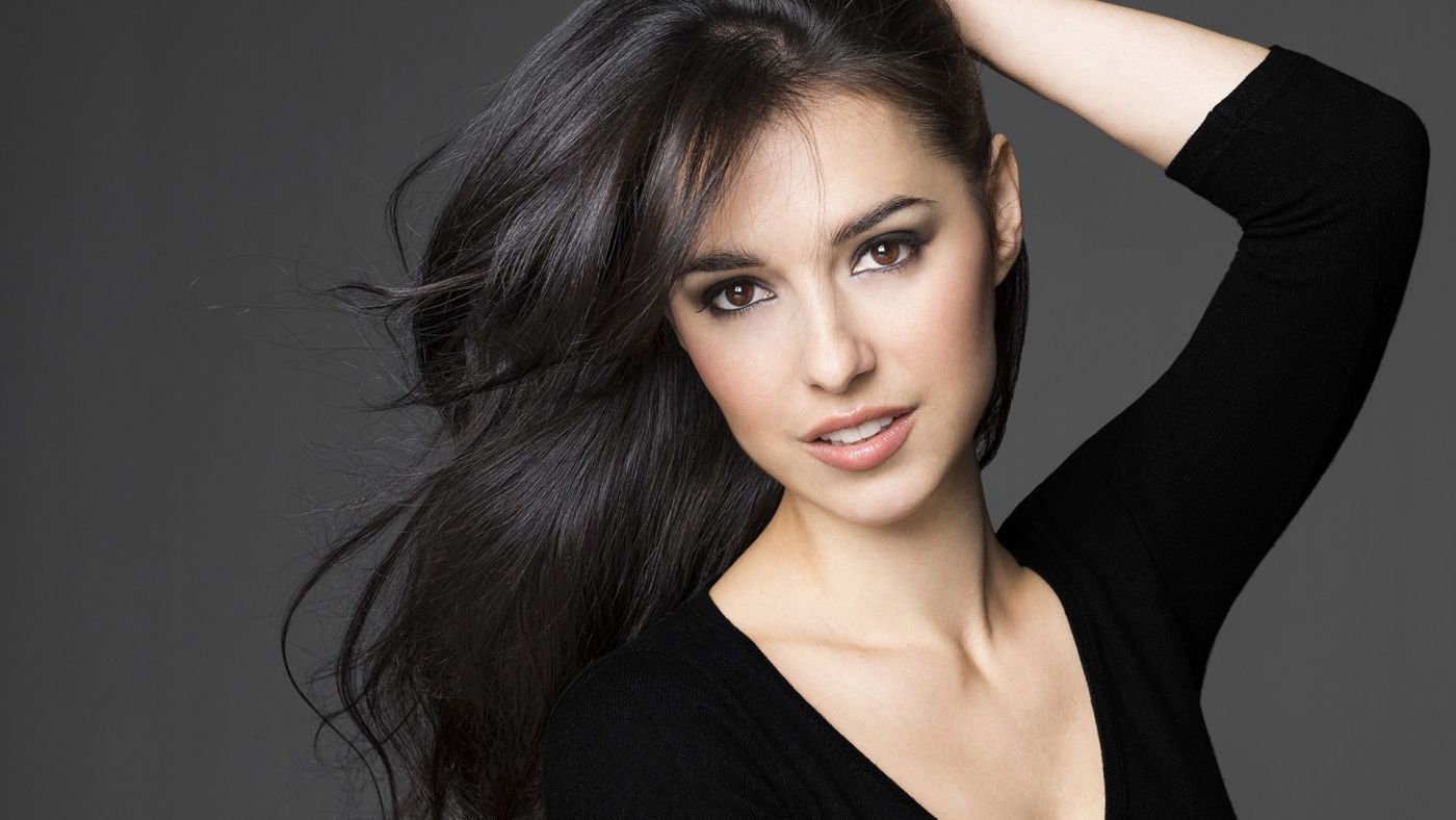 黑发美女-克里斯蒂娜图片