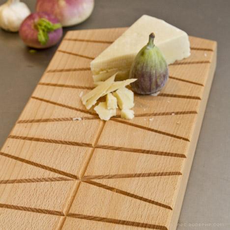 雕刻成的菱形网格木制砧板-荷兰Daphna Laurens二人设计组合家居设计师作品---酷图编号7