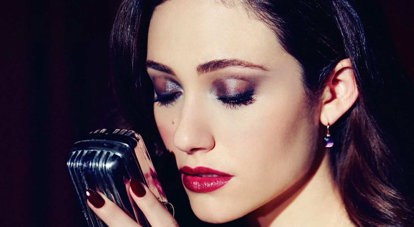 拿话筒的黑发美女-艾美罗森图片