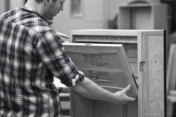 白桦树工具箱柜-超过600个独特的组件和250个精心联锁传统的关节,它有足够的悬挂空间,错综复杂的手工雕刻---酷图编号1045004