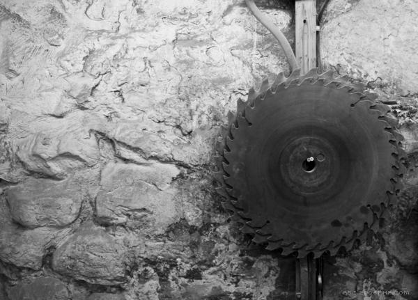 白桦树工具箱柜-超过600个独特的组件和250个精心联锁传统的关节,它有足够的悬挂空间,错综复杂的手工雕刻---酷图编号1045006