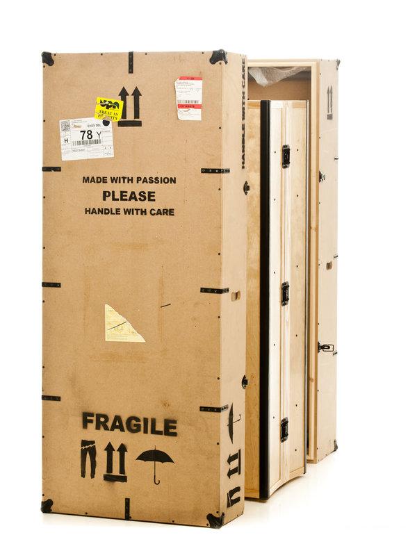 白桦树工具箱柜-超过600个独特的组件和250个精心联锁传统的关节,它有足够的悬挂空间,错综复杂的手工雕刻---酷图编号1045009