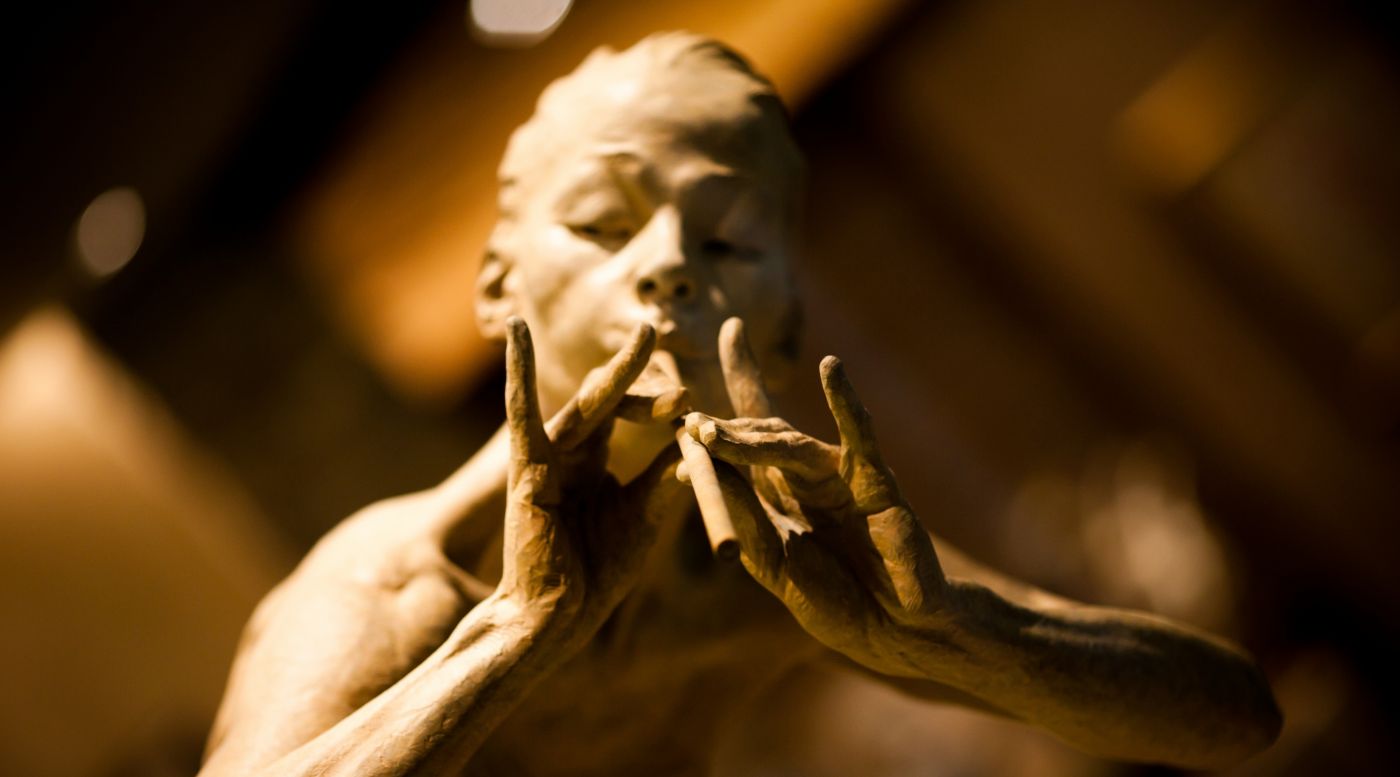 吹箫的泥塑人图片