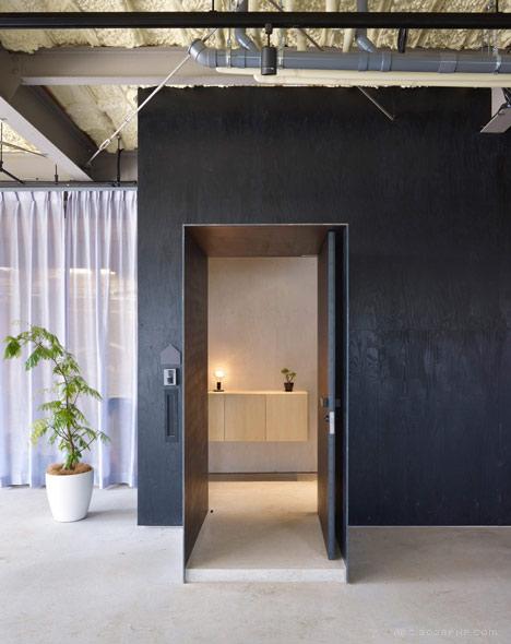 House-日本艾尔豪斯设计事务所作品,一间卧室和浴室都隐藏在这间仓库改建而成的白色盒子---酷图编号1045942