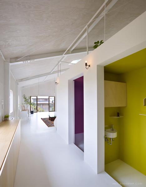 House-日本艾尔豪斯设计事务所作品,一间卧室和浴室都隐藏在这间仓库改建而成的白色盒子---酷图编号1045946