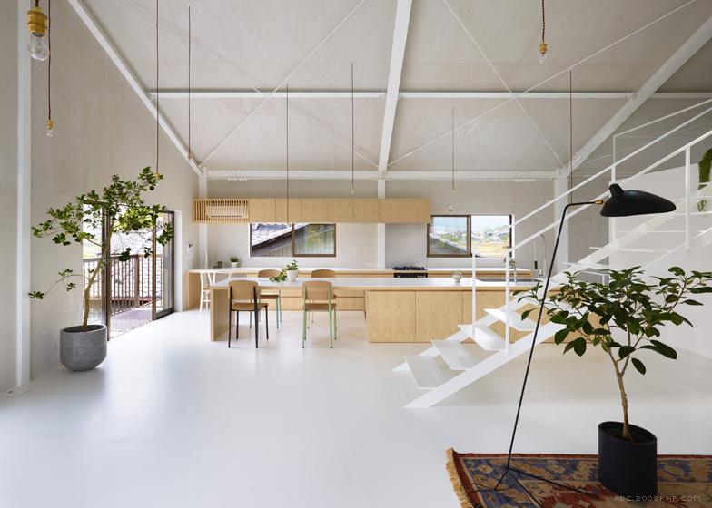 House-日本艾尔豪斯设计事务所作品,一间卧室和浴室都隐藏在这间仓库改建而成的白色盒子---酷图编号1045961