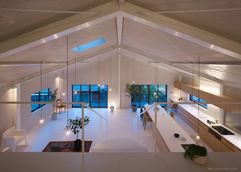 House-日本艾尔豪斯设计事务所作品,一间卧室和浴室都隐藏在这间仓库改建而成的白色盒子---酷图编号1045962