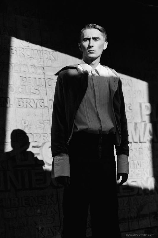 建筑旁强悍男模人像---酷图编号6