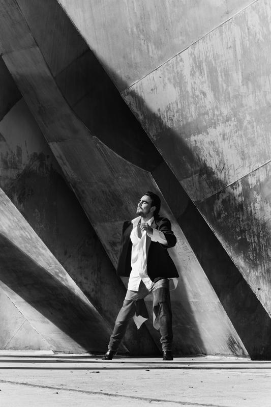 建筑旁强悍男模人像---酷图编号5