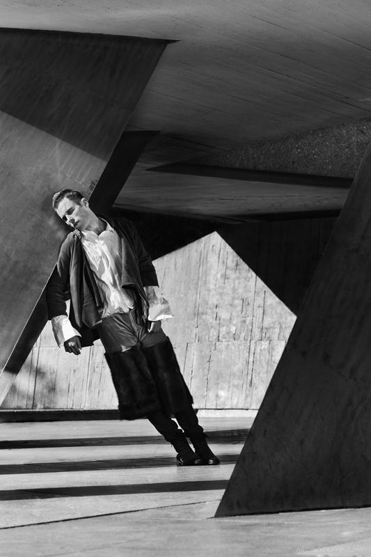 建筑旁强悍男模人像---酷图编号3