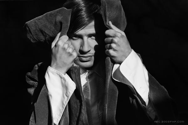 建筑旁强悍男模人像---酷图编号2