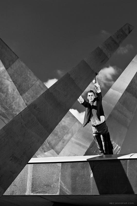 建筑旁强悍男模人像---酷图编号1