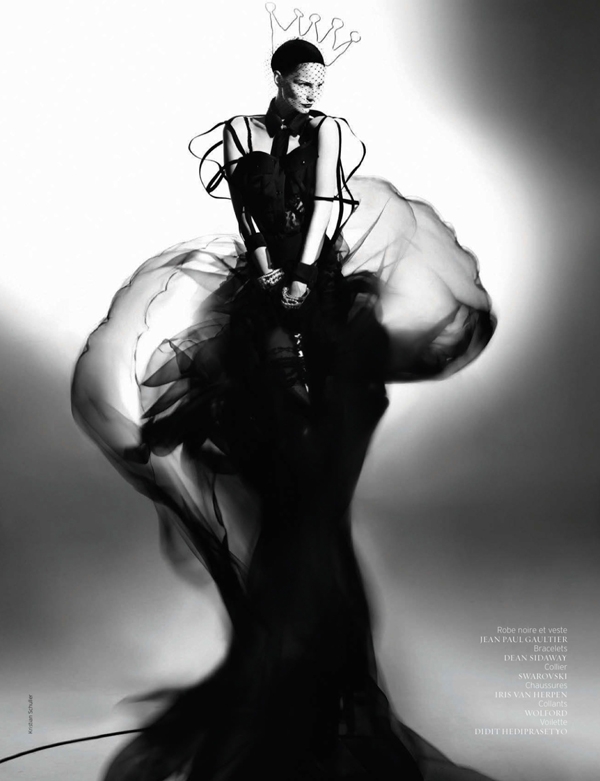 穿礼服的卡特琳-一个神话般的人造花卉图案时装图片