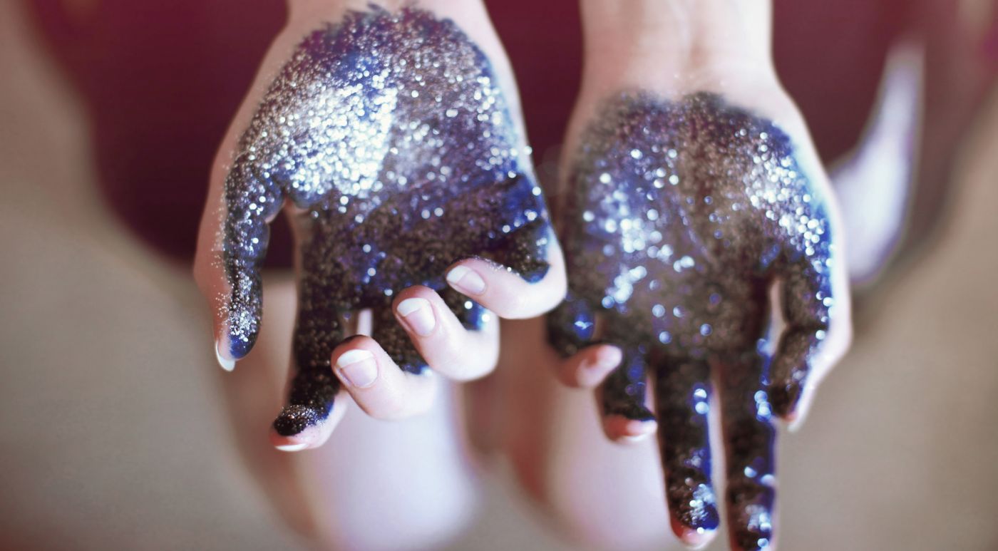 涂满荧光油漆的双手图片