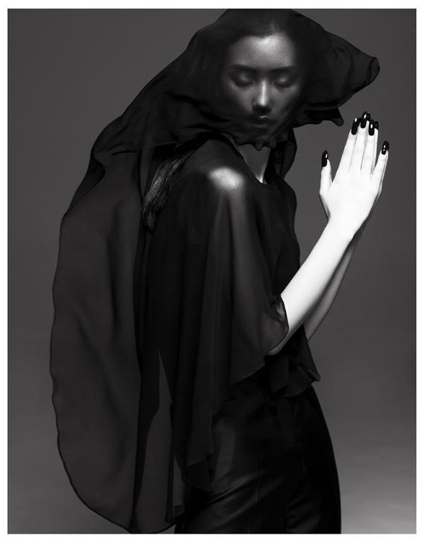 女人的温柔-丽娜张尹超-时尚芭莎黑白图像-现代技巧和轻声感性的男装剪裁---酷图编号4