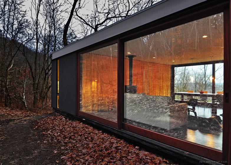 一个偏远树林里的堆叠机舱房屋建筑---酷图编号6